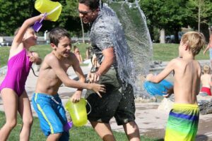 jeux dans un parc avec enfants