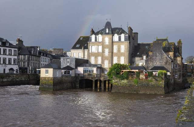 riviere dans une ville du finistere