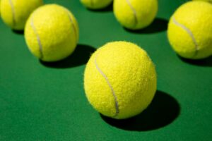 gros plan de tennis balles 11zon